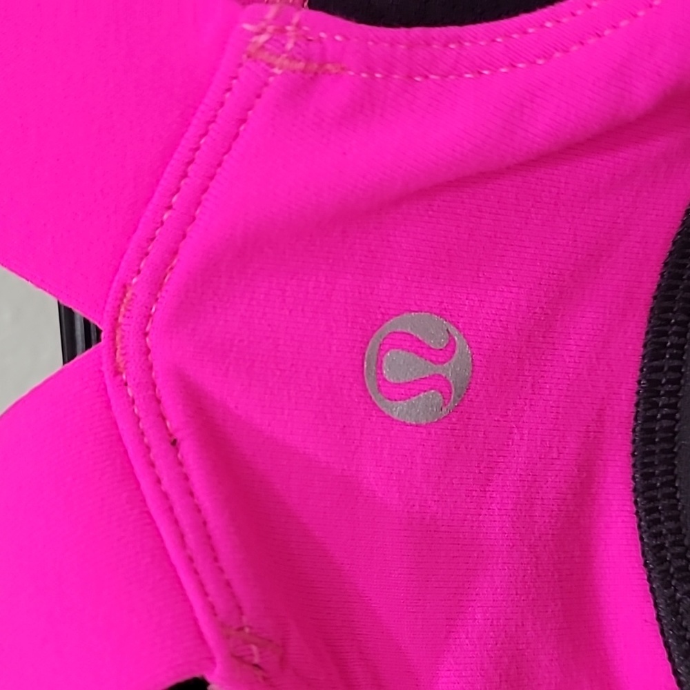 Lululemon size unknown.  Missing tags.  It looks like a 4 or a size small.